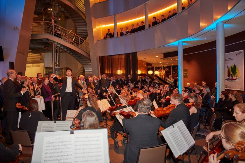 Flora Sinfonie Orchester und Domchor im Foyer des Schokoladenmuseums Gala 2019