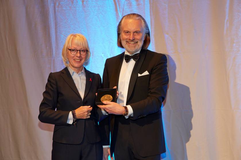 Ehrung der Bürgergemeinschaft Altstadt durch Überreichung der Stadtmedaille durch Frau Stellvertretende Bürgermeisterin Elfi Scho-Antwerpes an den Vorsitzenden Dr. Joachim A. Groth