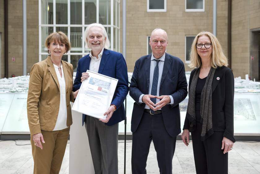 Ehrung der Bürgergemeinschaft mit dem Stifterbrief und Bronzetafel aufgrund des Engagements zugunsten des Stadtmodells. Im Bild v.l.n.r.: Frau OB Henriette Reker, Herr Dr. Joachim A. Groth, Herr Kaspar Craemer, Frau Prof. Dörte Gatermann