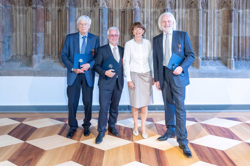 Übergabe des Bundesverdienstkreuzes am Band im Jahr 2023 im Hansassal der Stadt Köln an v.l.n.r.: 
Dr. Wulf Baur, Dr. Joachim Wüst und Dr. Joachim A. Groth;
mittig OB Henriette Reker.